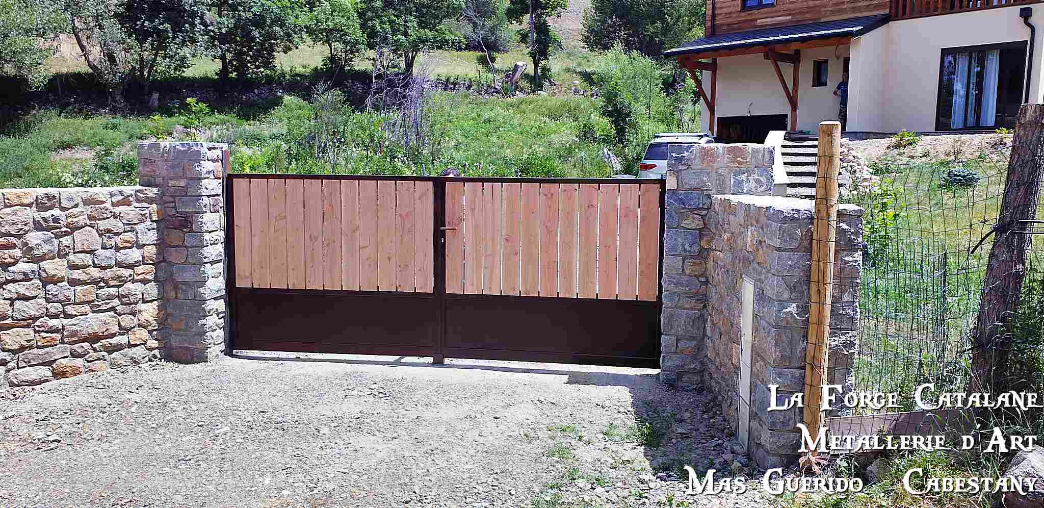 portail double vantaux remplissage lames de bois forge catalane.jpg